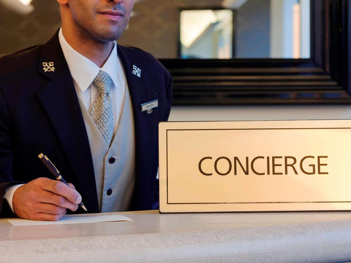 Готель Sofitel Melbourne On Collins Екстер'єр фото Concierge at the front desk of a hotel