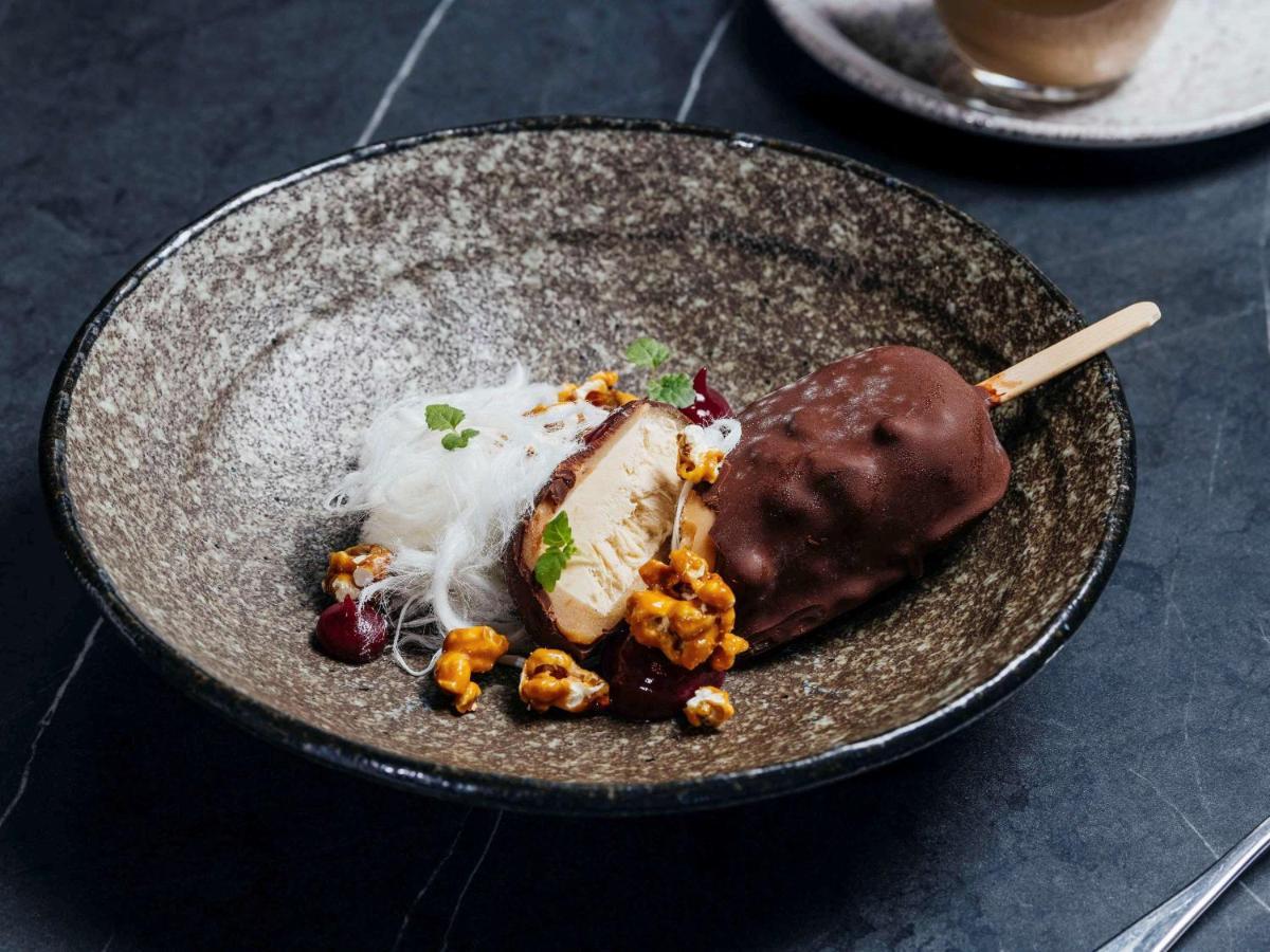 Готель Sofitel Melbourne On Collins Екстер'єр фото A chocolate-covered banana