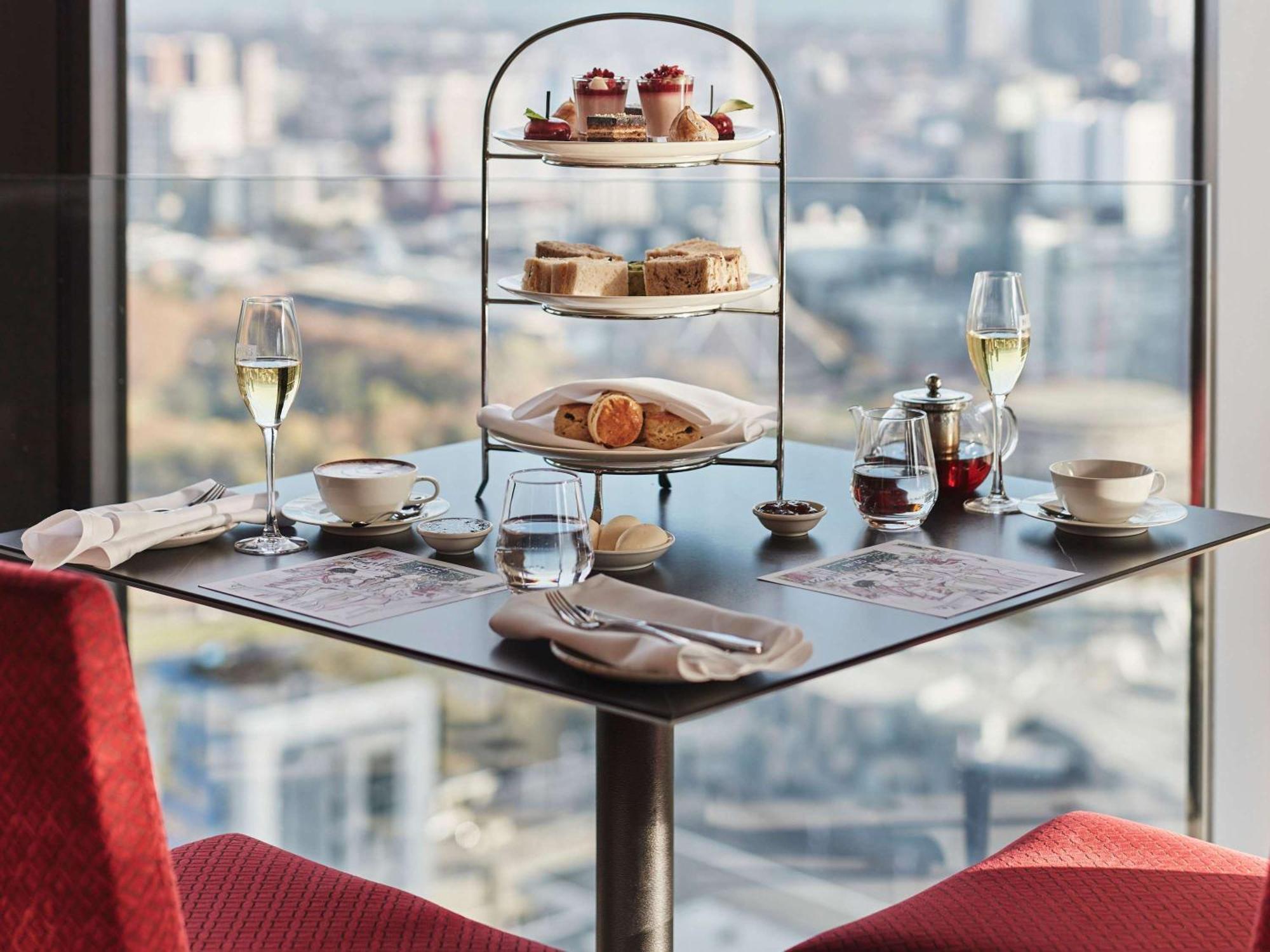 Готель Sofitel Melbourne On Collins Екстер'єр фото Afternoon tea at the 360 Bar and Dining