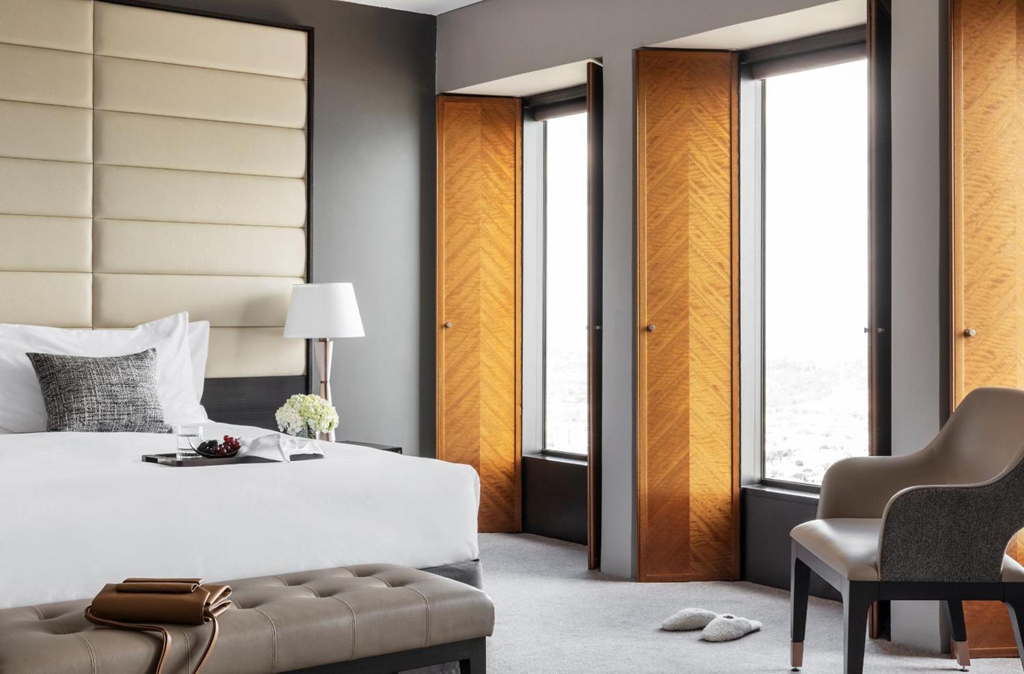 Готель Sofitel Melbourne On Collins Екстер'єр фото A bedroom at The Ritz-Carlton, Osaka