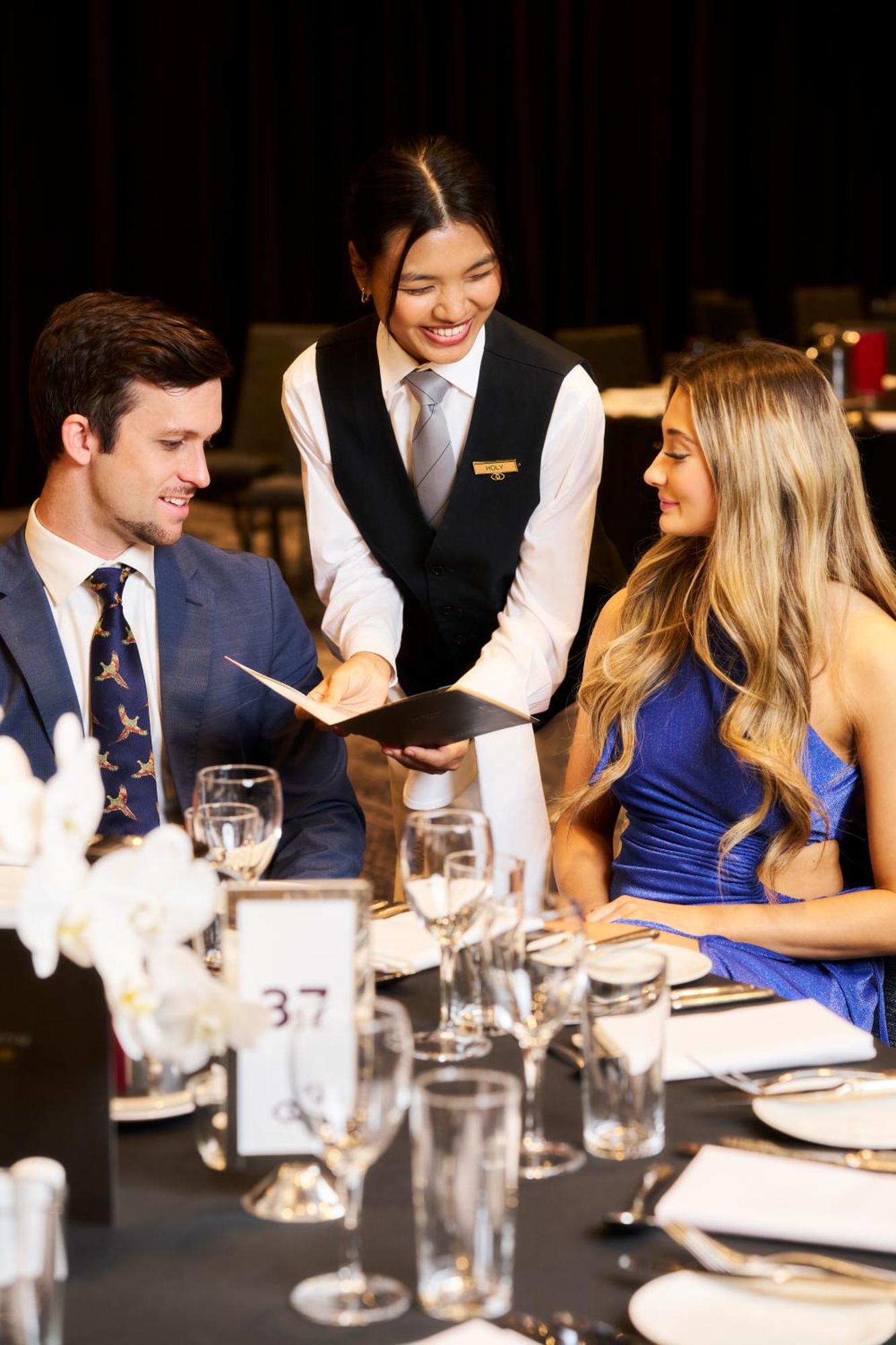 Готель Sofitel Melbourne On Collins Екстер'єр фото A waiter serving a couple